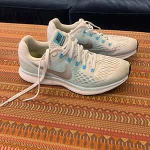 7.5 white and blue nike running shoes
